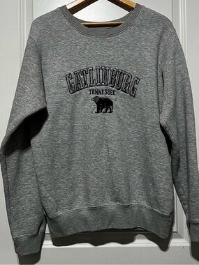 Pacific & Co Women’s “Gatlinburg Tennessee” Embroidered Crewneck Sweatshirt